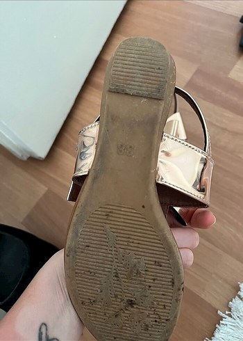 Zara Altın Renkli Metal Tokalı Dolgu Topuklu Kadın Sandalet
