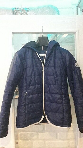 Moncler Bir Kez Kullanilmis Dar Urundur.