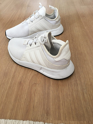 Adidas beyaz ayakkabı.
