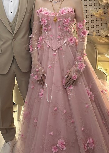 Pembe Dantel Çiçekli Uzun Kollu Straplez Nişan Elbisesi 38.000