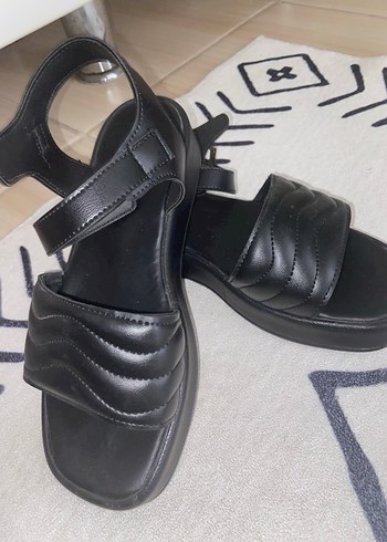 38 Beden Siyah Toka Detaylı Dolgu Topuklu Kadın Sandalet