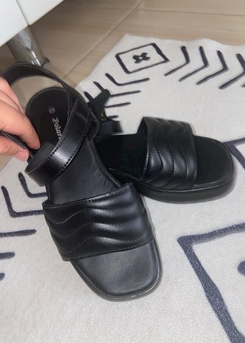 Polaris Siyah Toka Detaylı Dolgu Topuklu Kadın Sandalet