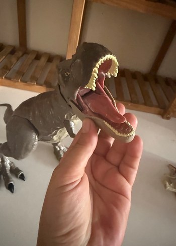Beden Renk Kahverengi ve Gri Dinozor Figürü