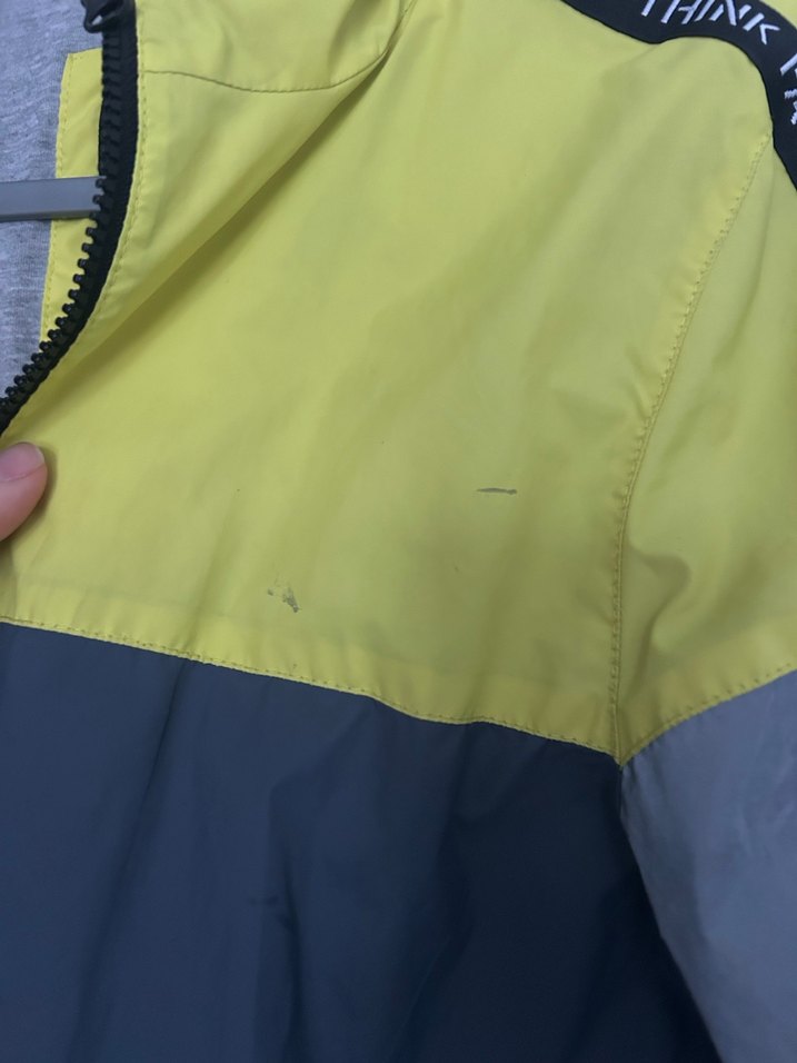 Erkek Çocuk Gri Kapüşonlu Yağmurluk - Görsel 3