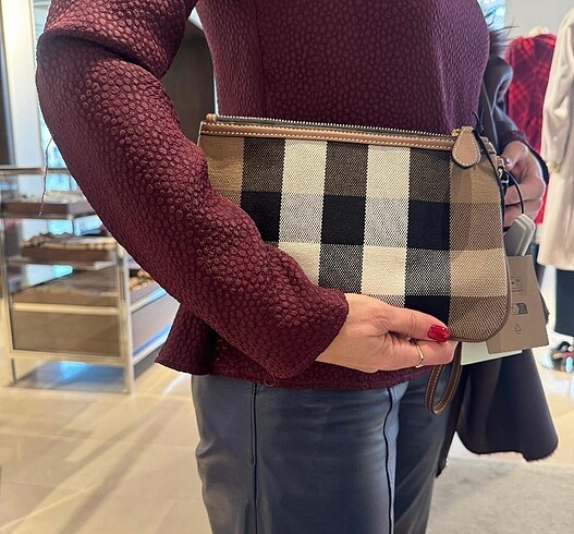 Burberry orjinal etiketli sıfır monogram desen clutch