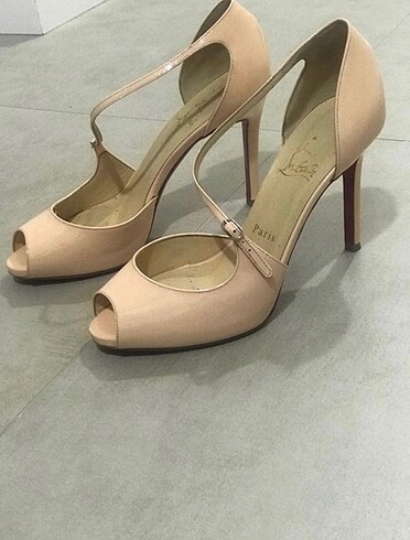 C.Louboutin pudra renkayakkabı