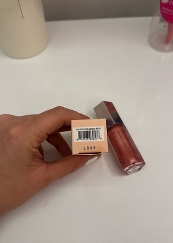 Fenty Beauty Koyu Bej Dudak Parlatıcısı - Görsel 3