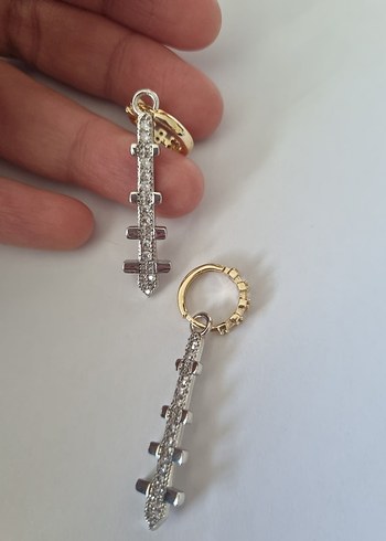 Zincir Detaylı Altın Renk Midi Küpe - Görsel 3