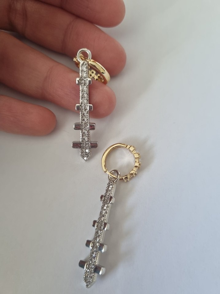 Zincir Detaylı Altın Renk Midi Küpe - Görsel 3