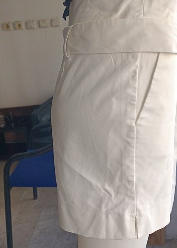 Beyaz Kemerli Mini şort