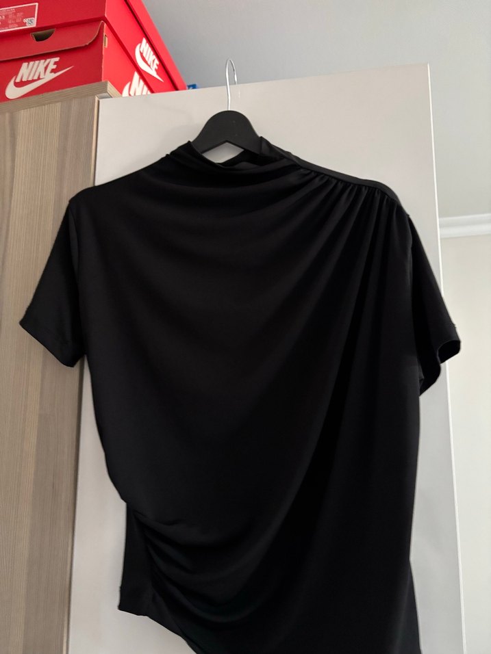 Siyah Drapeli Kısa Kollu Bluz - Görsel 2