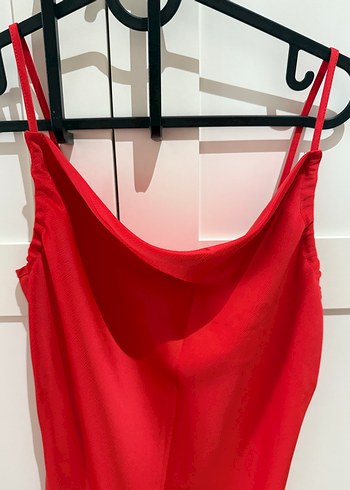 Kırmızı Saten Dökümlü Midi Elbise - Görsel 2