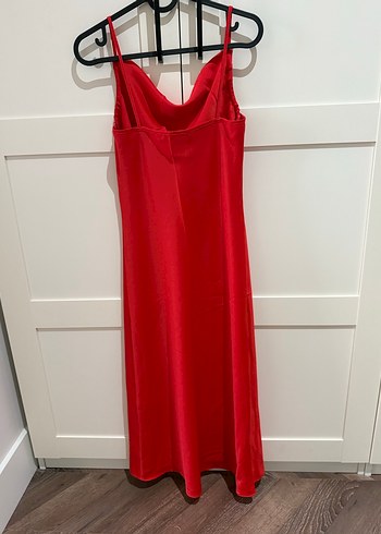 Kırmızı Saten Dökümlü Midi Elbise - Görsel 3