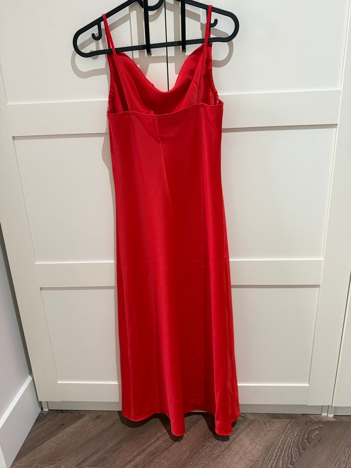 Kırmızı Saten Dökümlü Midi Elbise - Görsel 3