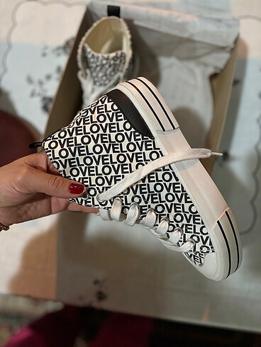 36 Beden ACİL SATILIK KIZ ÇOCUK CONVERSE