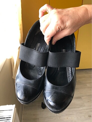 Flower marka siyah bantlı ayakkabı