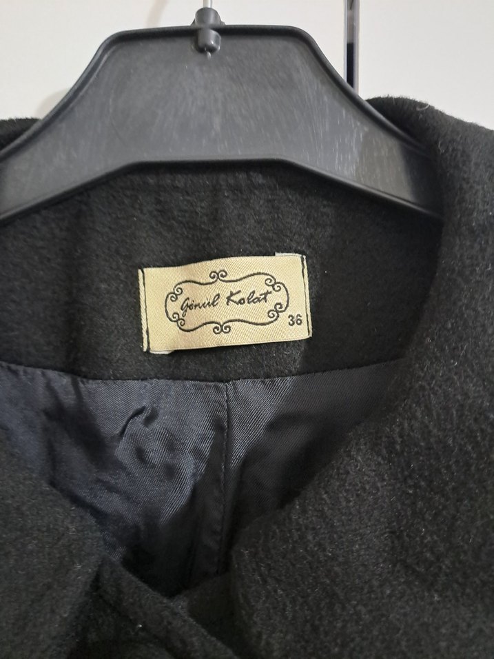 Uzun Siyah Düğmeli Kadın Kaban - Görsel 4