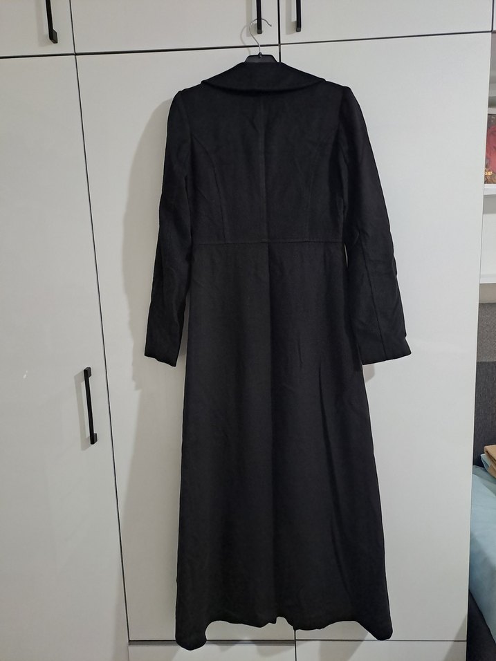 Uzun Siyah Düğmeli Kadın Kaban - Görsel 2