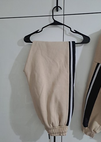 Bej Kapüşonlu ve Eşofman Altı Takımı - Görsel 4