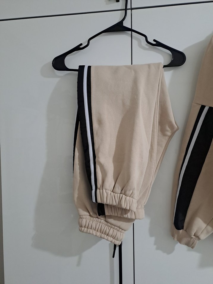 Bej Kapüşonlu ve Eşofman Altı Takımı - Görsel 5