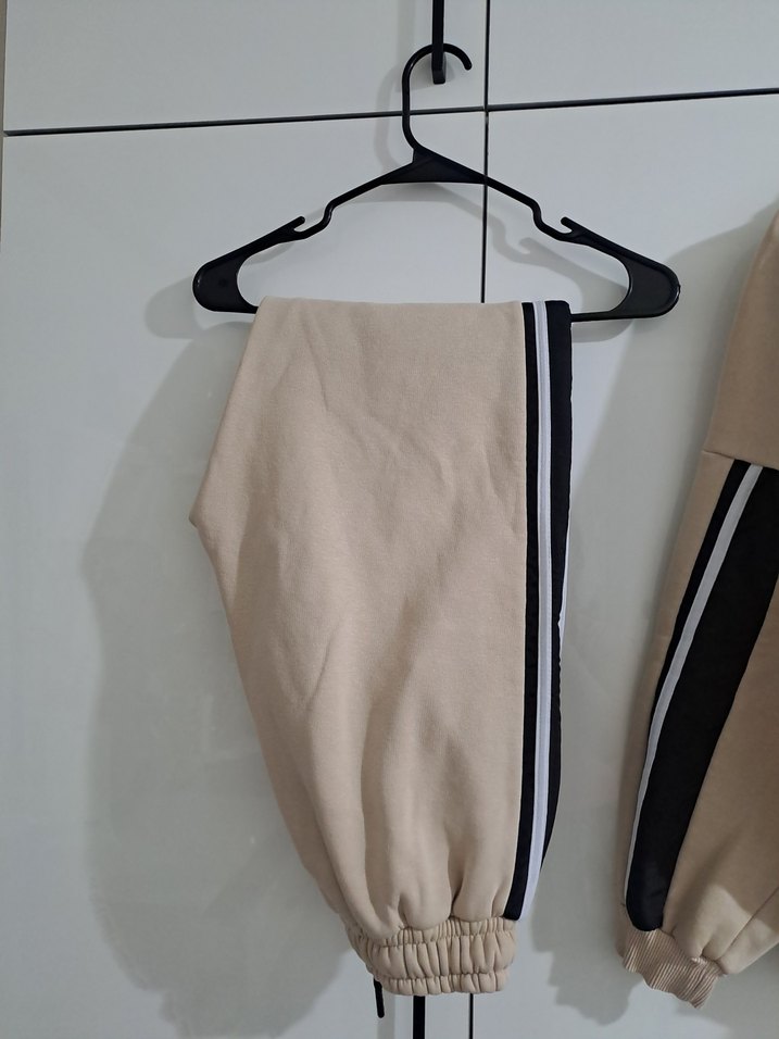 Bej Kapüşonlu ve Eşofman Altı Takımı - Görsel 4