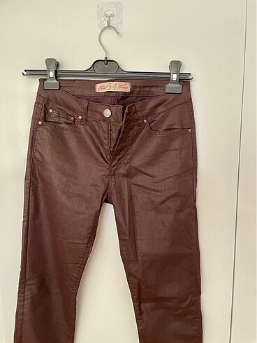Karol mumlanmış deri görünümlü pantolon bordo