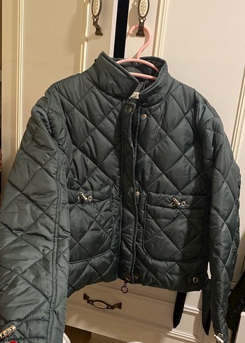 Koyu yeşil kadın mont