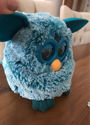 Mavi renkte eğlenceli Furby.