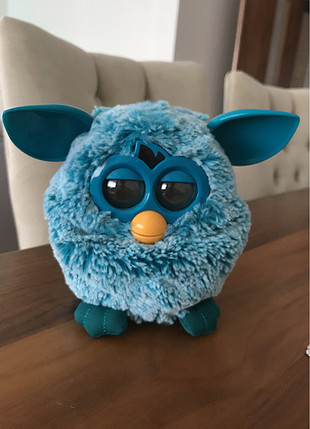 Mavi renkte eğlenceli Furby.