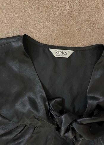 Park Bravo Siyah Saten Fiyonk Detaylı V Yaka Bluz - Görsel 2