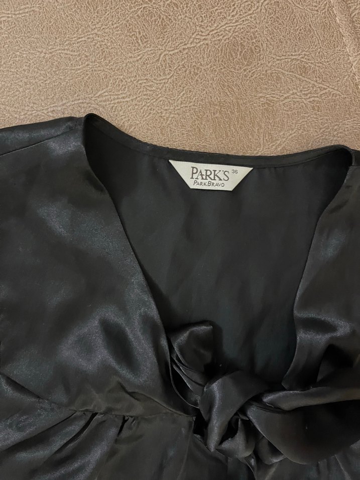 Park Bravo Siyah Saten Fiyonk Detaylı V Yaka Bluz - Görsel 2