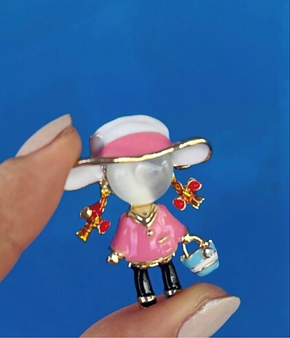 Hediye kutulu, pembe broş ????