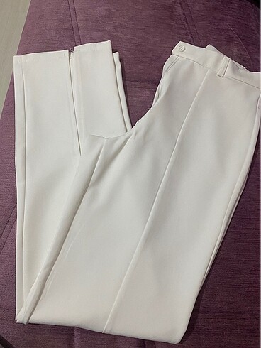 Paça yırtmaçlı beyaz kumaş pantolon