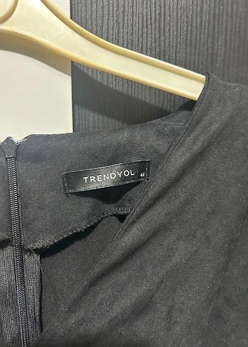 Drapeli Siyah V Yaka Midi Elbise - Görsel 3