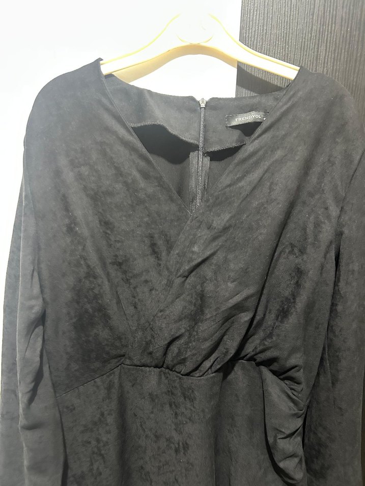 Drapeli Siyah V Yaka Midi Elbise - Görsel 4