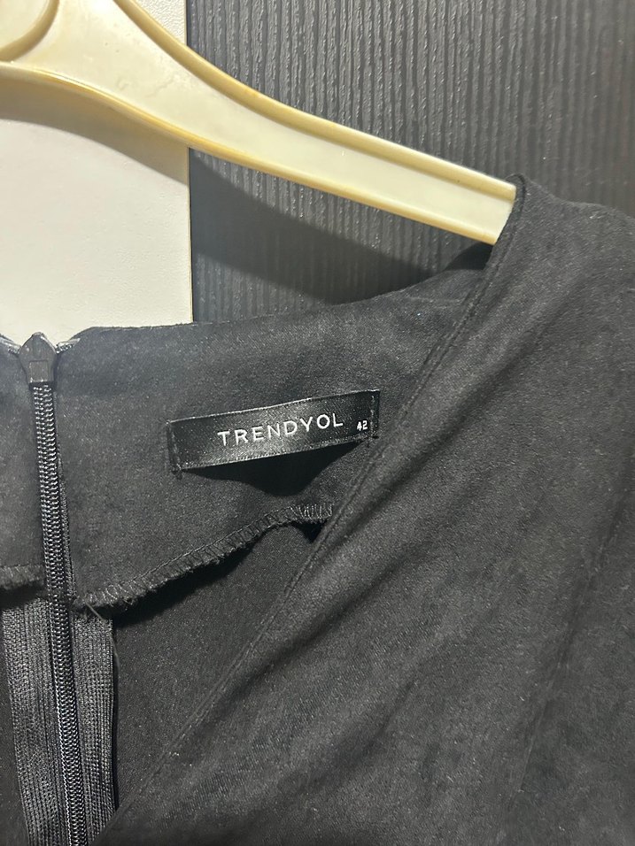 Drapeli Siyah V Yaka Midi Elbise - Görsel 3