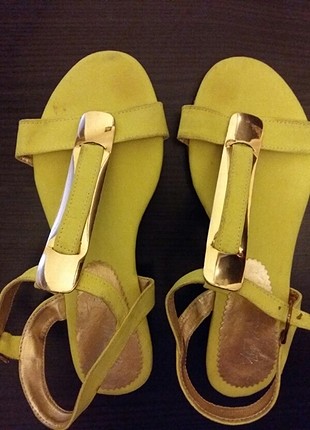 Sarı sandalet