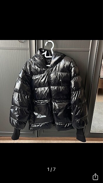 Parlak detaylı şişme mont