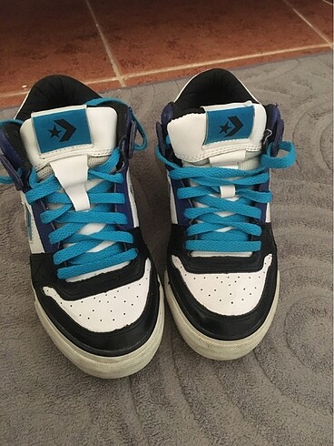 Az kullanılmış converse spor ayakkabı
