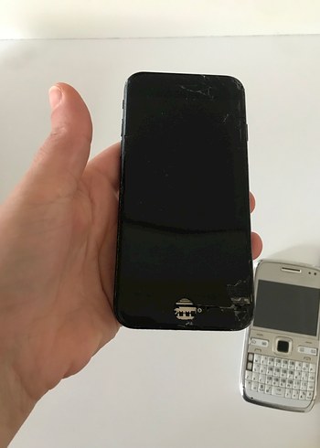 Beyaz ve Siyah Android Telefonlar - Görsel 2