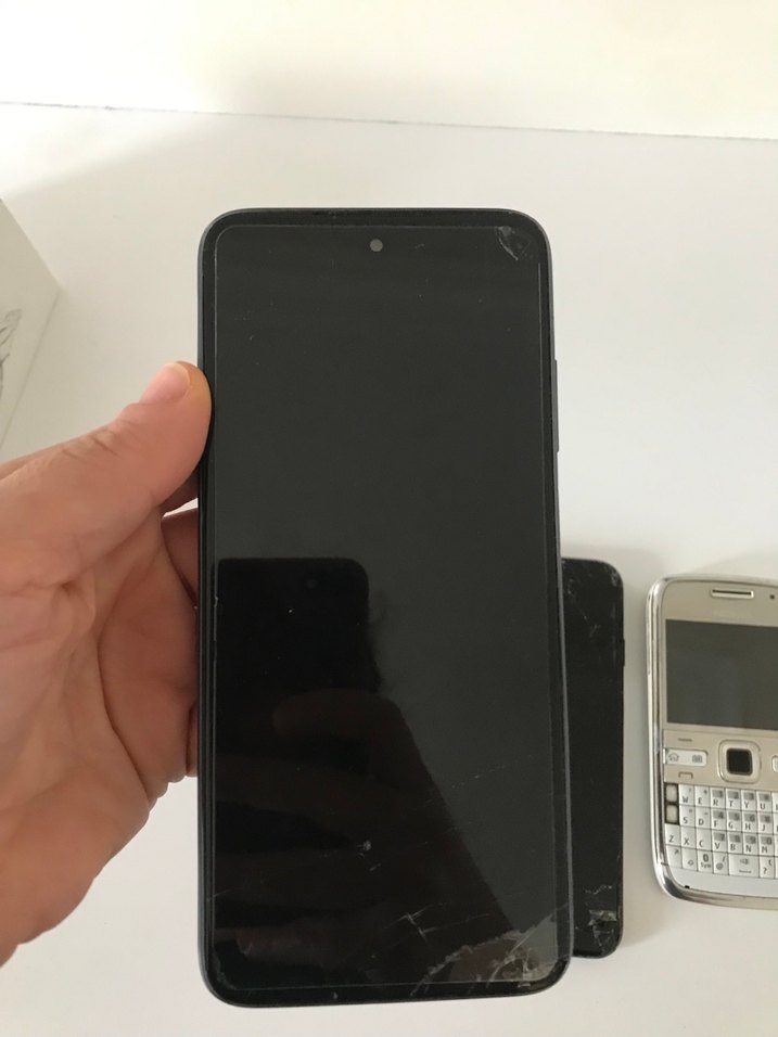 Beyaz ve Siyah Android Telefonlar - Görsel 3