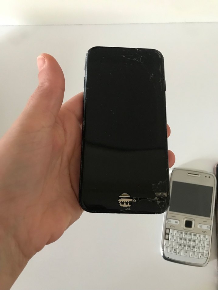 Beyaz ve Siyah Android Telefonlar - Görsel 2