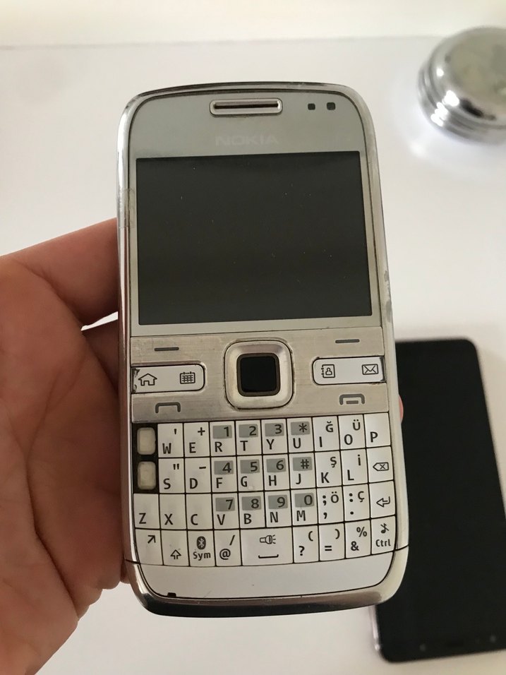 Beyaz ve Siyah Android Telefonlar - Görsel 5