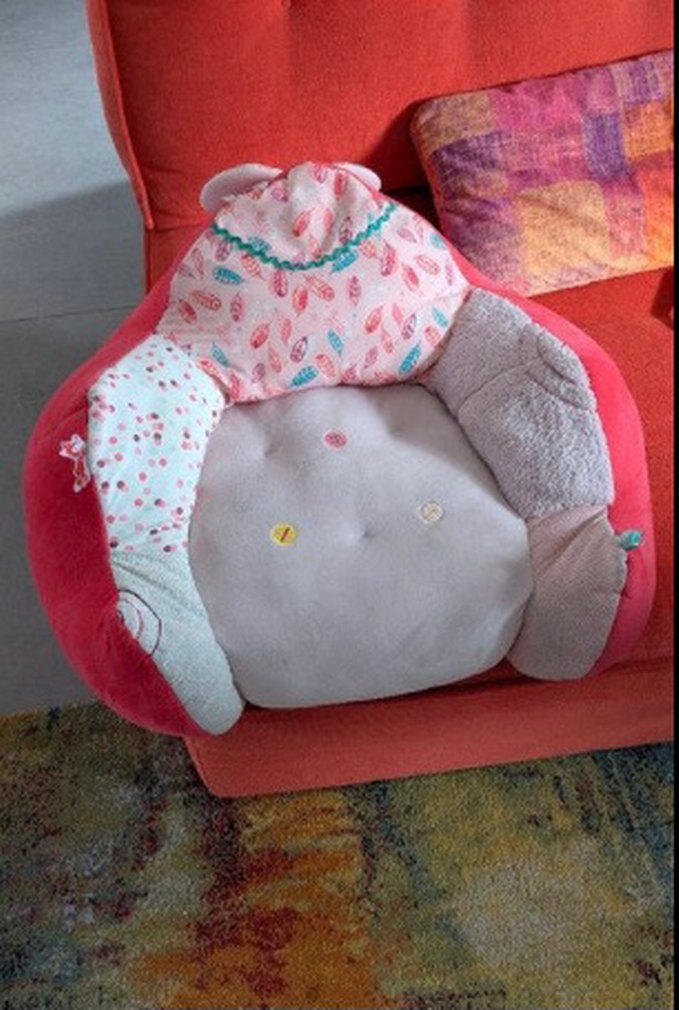 Kırmızı Desenli Yumuşak Koltuk - Görsel 2