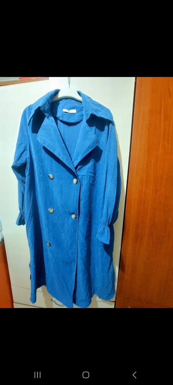 Düğmeli Parlak Mavi Kadın Trençkot - Görsel 2