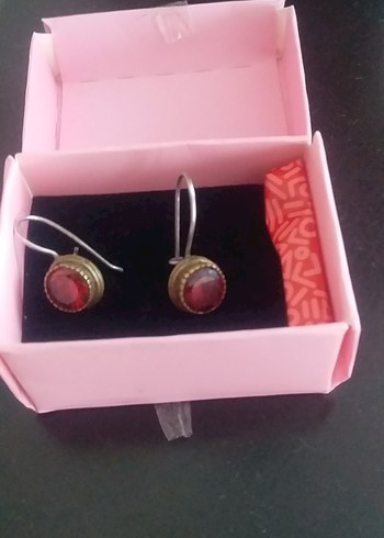 Accessorize Kırmızı islemeli yakut taşlı küpe