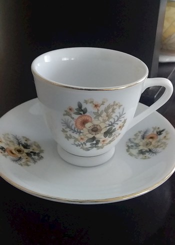 Pastel Çiçek Desenli Beyaz Porselen Fincan ve Tabak