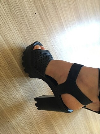 Kalın topuk yüksek topuklu ayakkabı