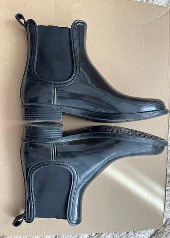 Siyah Yağmurluk Kadın Bot - Görsel 3