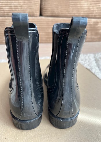 Siyah Yağmurluk Kadın Bot - Görsel 2